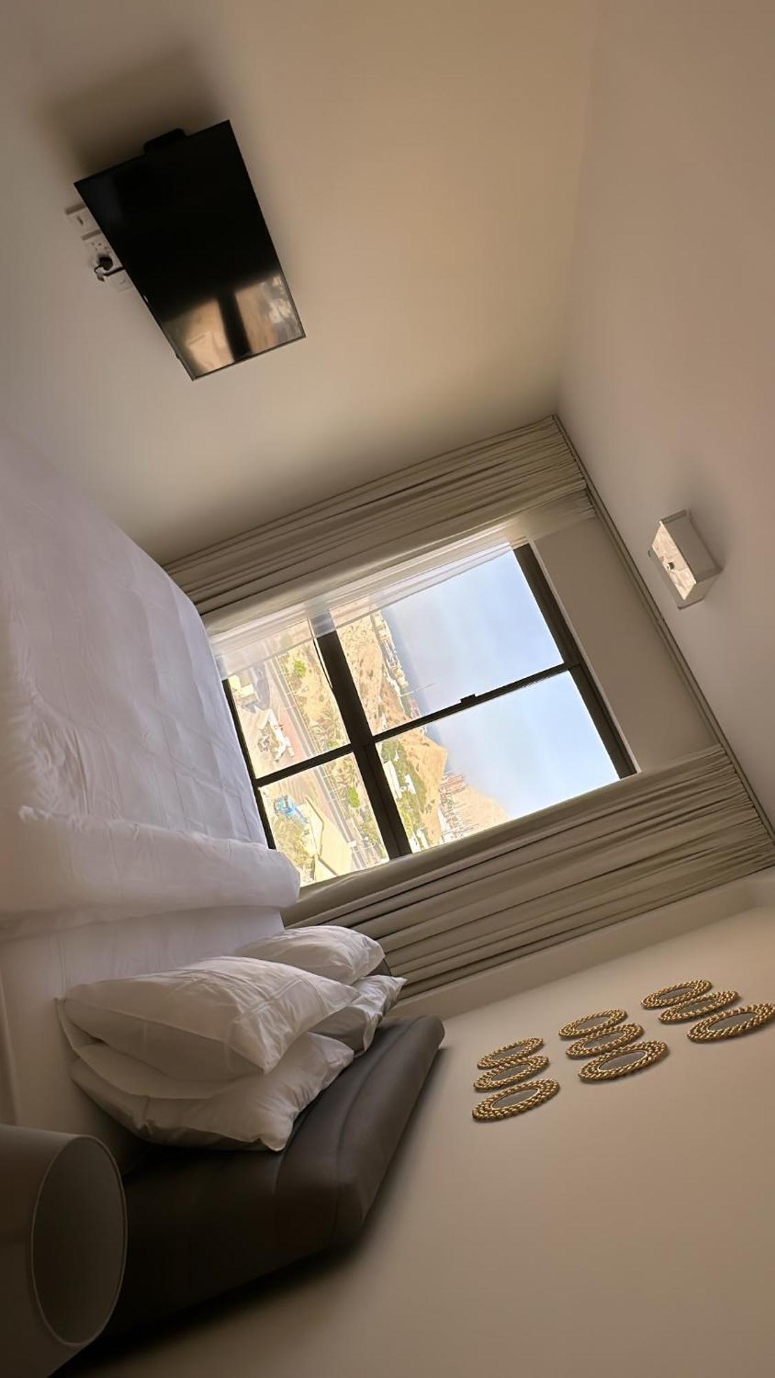 Elegant 3-bed Sea-view Apartment *